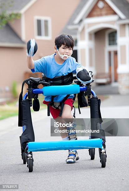 Seis Años Viejo Niño Corriendo En Walker Para Personas Con Discapacidades Foto de stock y más banco de imágenes de Parálisis cerebral