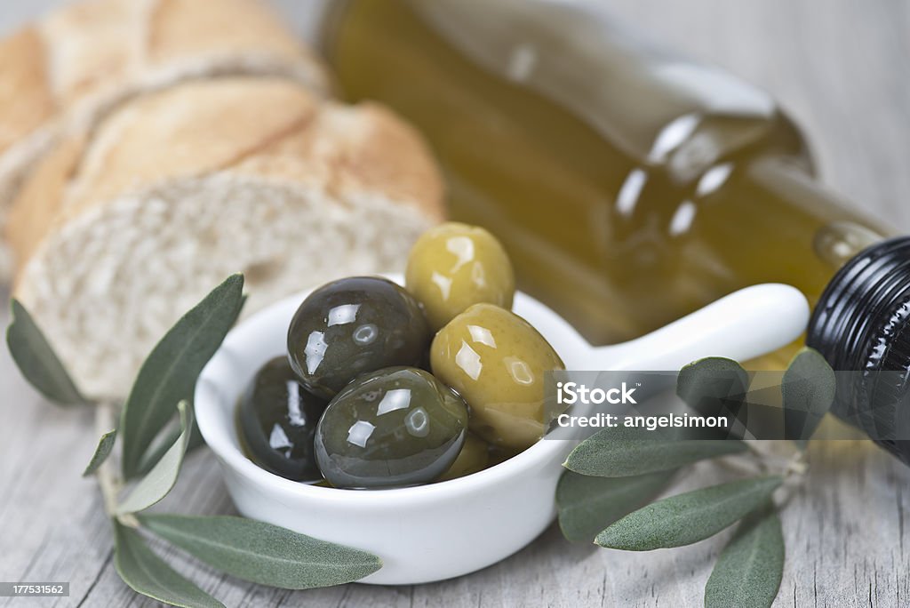 Azeitonas e pão com azeite de oliva - Foto de stock de Alimentação Saudável royalty-free