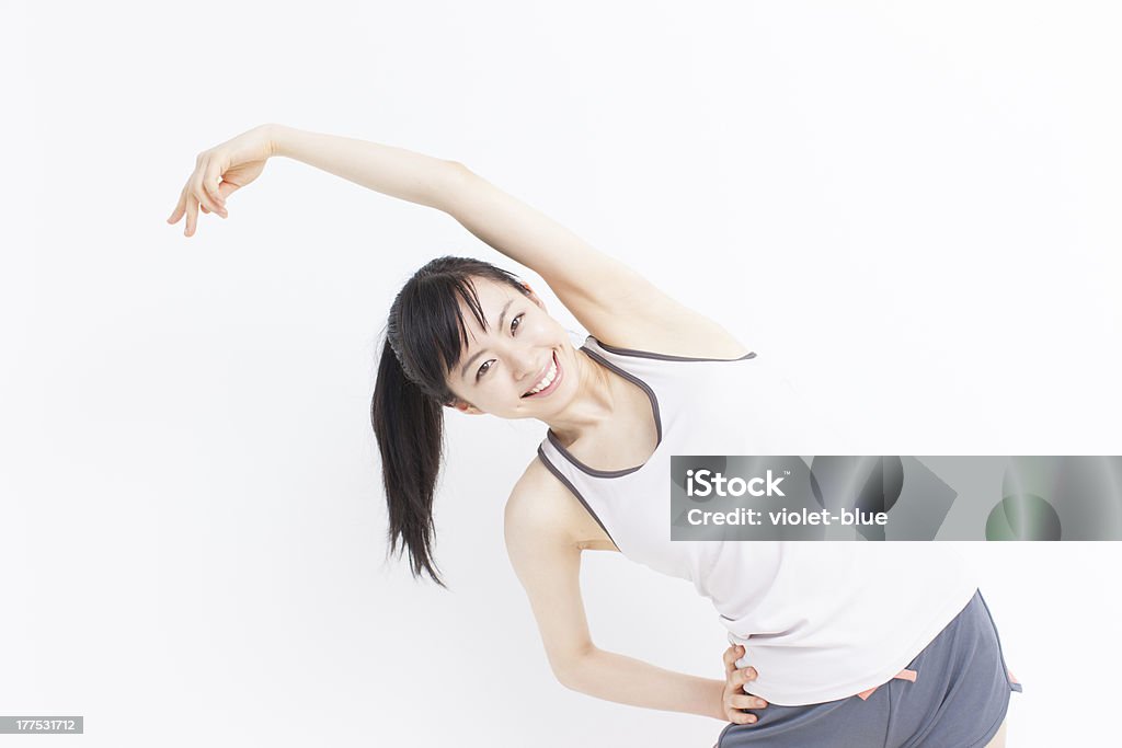 Giovane donna fa Stretching - Foto stock royalty-free di Abbigliamento sportivo
