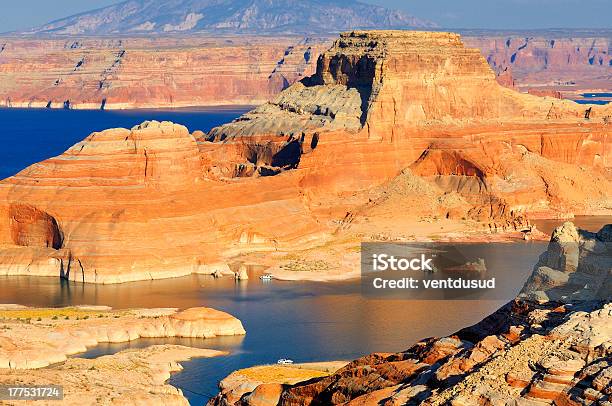 Lago Powell Foto de stock y más banco de imágenes de Pierre - Pierre, Agua, Aire libre