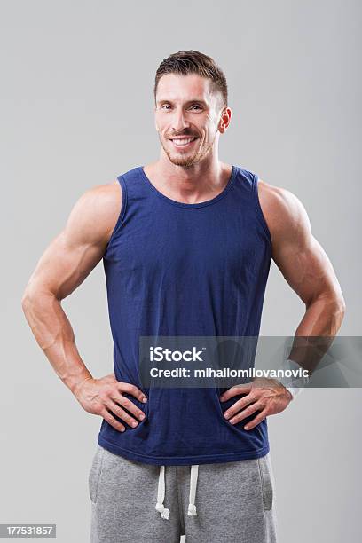 Feliz Hombre Atractivo Muscular Foto de stock y más banco de imágenes de Abdomen - Abdomen, Abdomen humano, Adulto