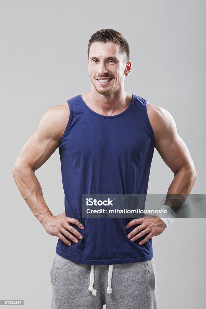 Szczęśliwy przystojny mięśni mężczyzna - Zbiór zdjęć royalty-free (Brzuch)