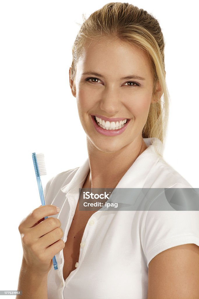 Giovane donna mostrando denti, spazzolino - Foto stock royalty-free di Adolescente