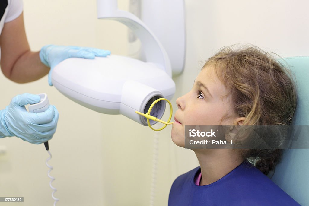 Dentiste mains faire jaw x-ray image pour fillette - Photo de Adulte libre de droits