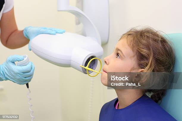 Photo libre de droit de Dentiste Mains Faire Jaw Xray Image Pour Fillette banque d'images et plus d'images libres de droit de Adulte - Adulte, Cabinet dentaire, Centre médical