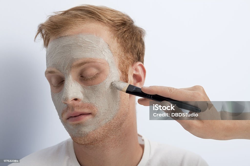 Homem, o tratamento estético facial. - Foto de stock de 20 Anos royalty-free