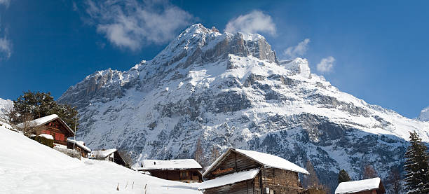 отель рядом с гриндельвальде ski area. швейцарские альпы в зимний - switzerland european alps schreckhorn horizontal стоковые фото и изображения