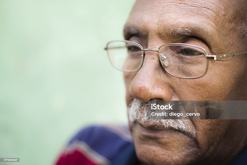 Обеспокоенный Старший афро-американских человек с очки - Стоковые фото Пожилой возраст роялти-фри
