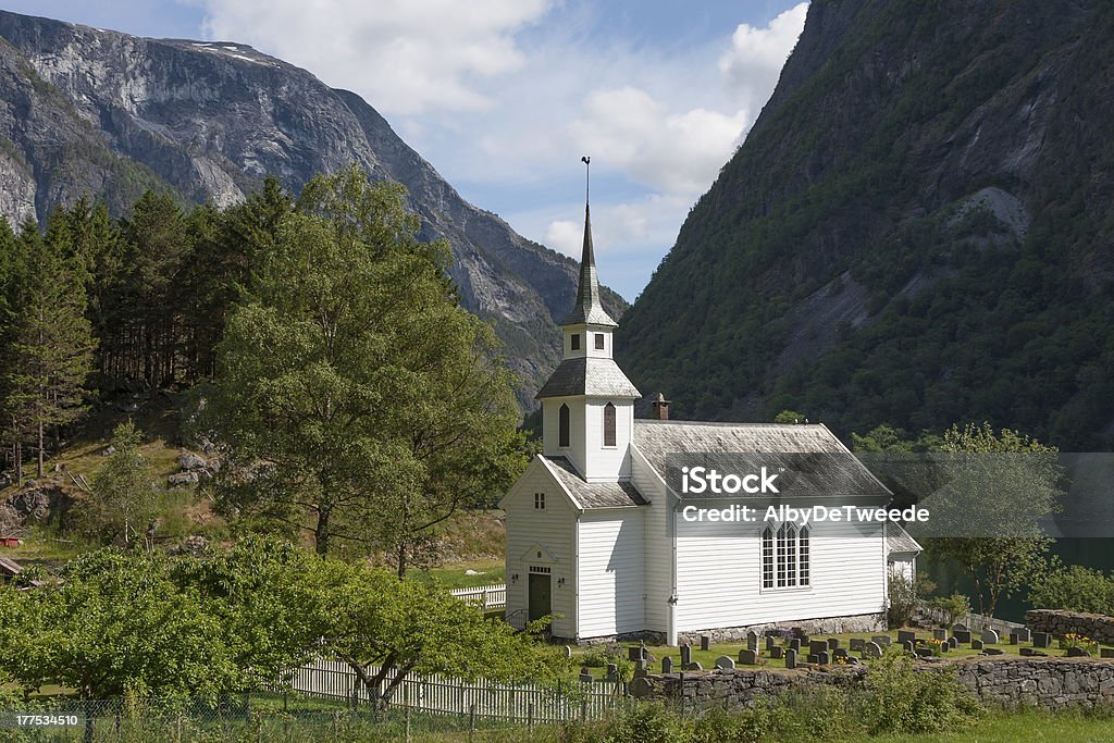 Chiesa Bakka (Naeroyfjorden, Norvegia) - Foto stock royalty-free di Ambientazione esterna