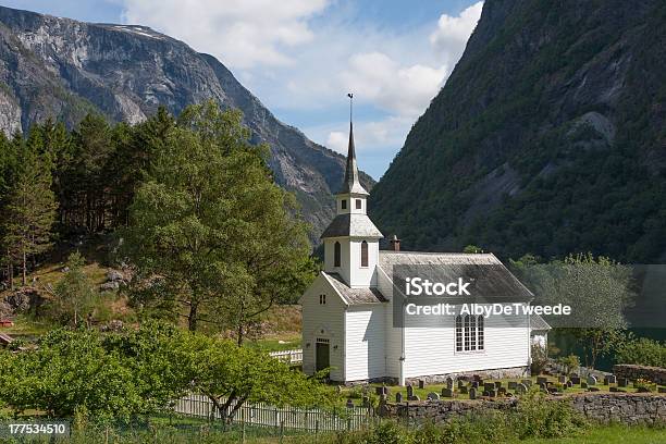 Igreja Naeroyfjorden Bakka - Fotografias de stock e mais imagens de Ao Ar Livre - Ao Ar Livre, Aurland, Cena de tranquilidade