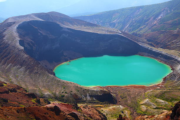 mont zao et de crater lake - tohoku region photos et images de collection