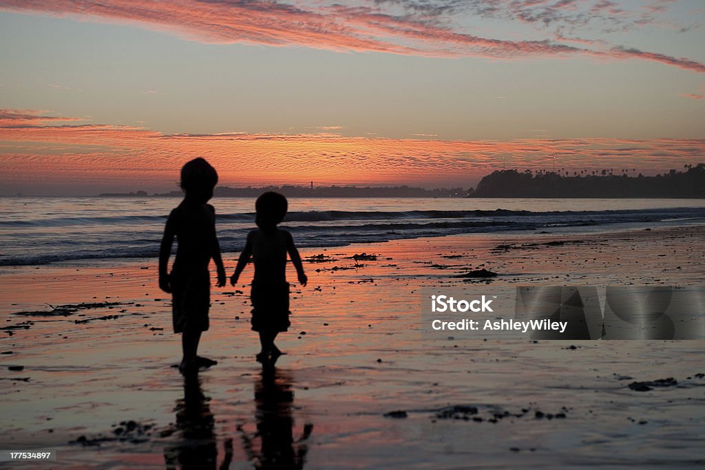 Atardecer los niños - Foto de stock de Dos personas libre de derechos