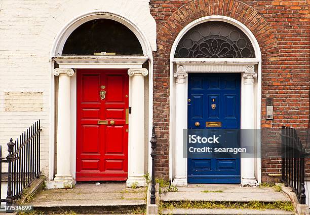 Rote Und Blaue Türen Stockfoto und mehr Bilder von Bunt - Farbton - Bunt - Farbton, Dublin - Irland, Tür