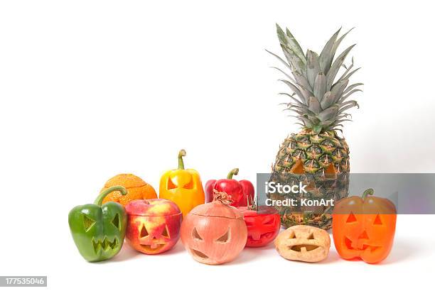 Jackolanterns Aus Obst Und Gemüse Stockfoto und mehr Bilder von Ananas - Ananas, Skulptur - Kunsthandwerkliches Erzeugnis, Halloween