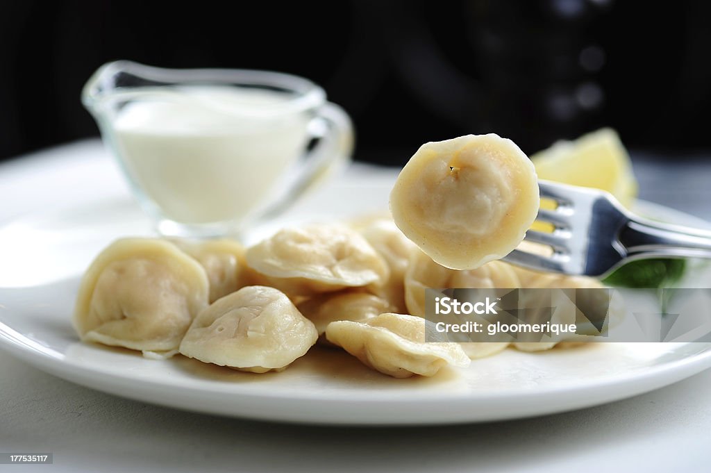 Ravioli con panna acida - Foto stock royalty-free di Bollito