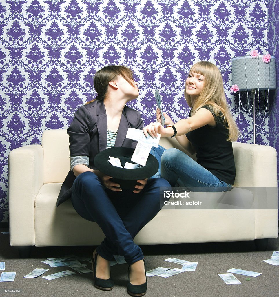 Dos chicas montones de billete de rublo ruso - Foto de stock de 18-19 años libre de derechos