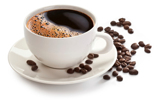 Taza de café y granos sobre un fondo blanco. photo
