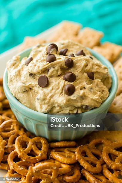 Photo libre de droit de Cookies Pâte À Pétrir Tête Avec Bretzels Et Des Biscuits Graham banque d'images et plus d'images libres de droit de Sauce dip