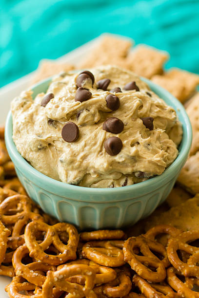 Massa de biscoito mergulho com Pretzels e biscoitos Graham cracker - foto de acervo