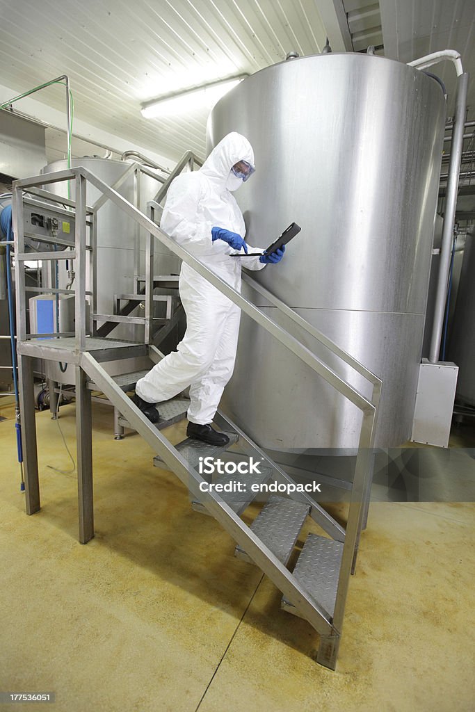 Wissenschaftler, die auf tablet zu Fuß die Treppe hinunter - Lizenzfrei Gehen Stock-Foto