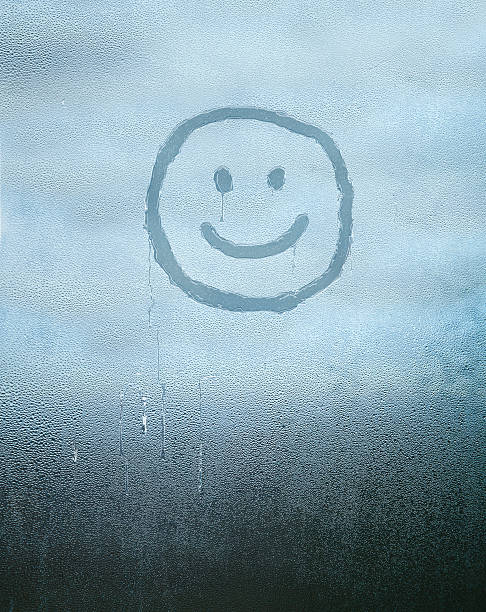 smiley face pobrana ponad condensated szkła - condensation steam window glass zdjęcia i obrazy z banku zdjęć