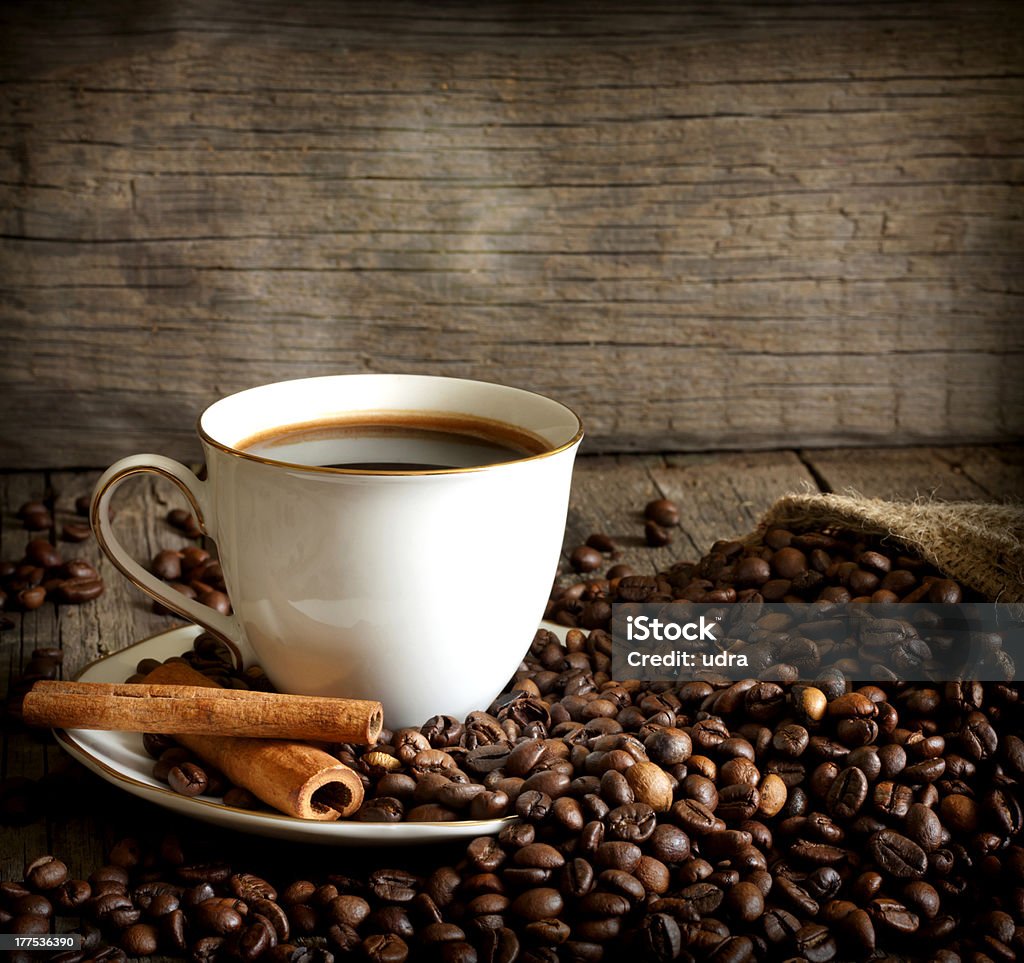 Filiżanka kawy z fasoli i cynamonu - Zbiór zdjęć royalty-free (Bez ludzi)