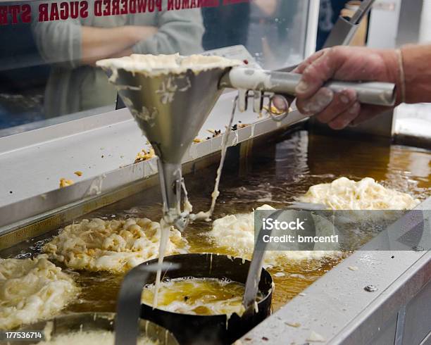 La Torta De Embudo Foto de stock y más banco de imágenes de Embudo - Embudo, Tarta - Postre, Hacer