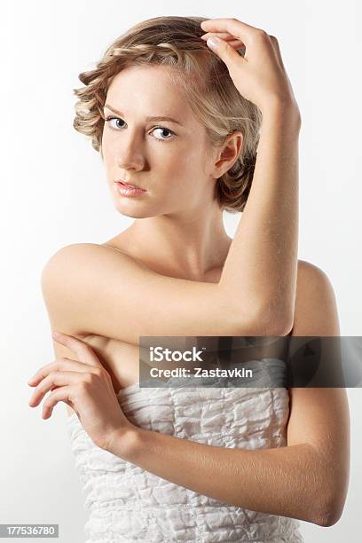 젊은 여성 인물 사진 브레이드 Hairdo  땋은 머리에 대한 스톡 사진 및 기타 이미지 -  땋은 머리, 금발 머리, 머리 모양
