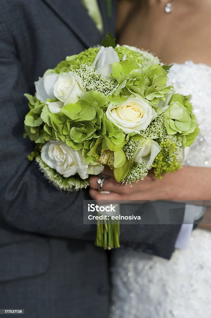 Le marié et la mariée avec bouquet de mariage - Photo de Adulte libre de droits