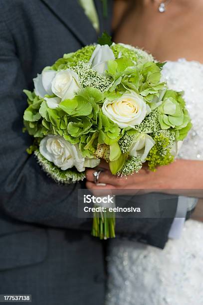 Photo libre de droit de Le Marié Et La Mariée Avec Bouquet De Mariage banque d'images et plus d'images libres de droit de Adulte - Adulte, Blanc, Bouquet formel