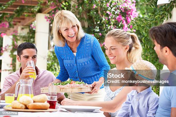 Starszy Kobieta Serwowane W Multi Generacji Rodziny Posiłku - zdjęcia stockowe i więcej obrazów Lunch