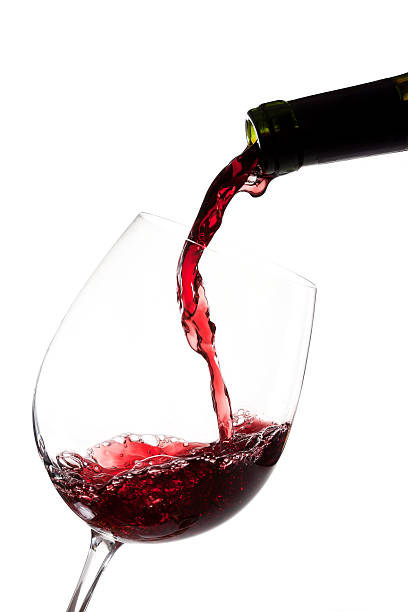 レッドワイン給仕に白背景 - 赤ワイン ストックフォトと画像