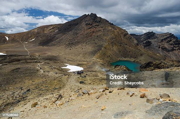 Hikers A La Alphine Cruce De Tongariro Foto de stock y más banco de imágenes de Aire libre - Aire libre, Destinos turísticos, Escalada