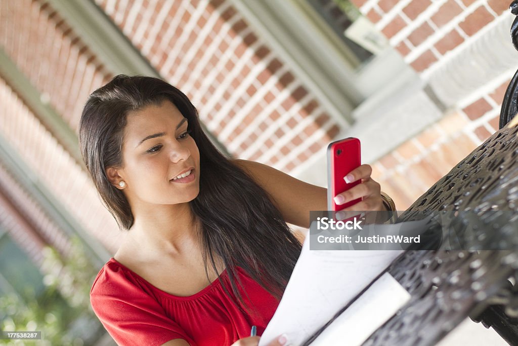Młoda kobieta za pomocą jej telefon - Zbiór zdjęć royalty-free (Latynoamerykanie)