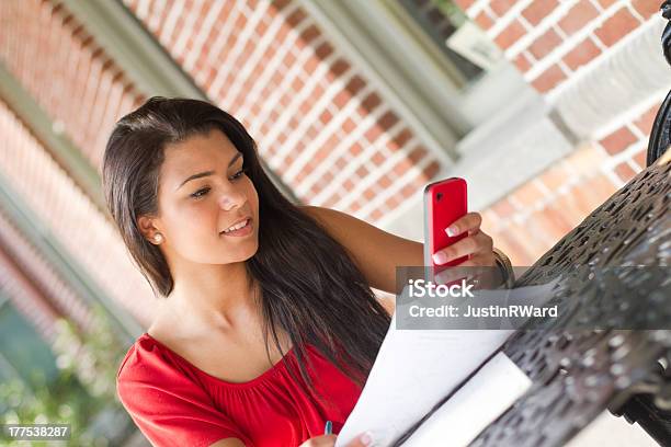 Foto de Jovem Mulher Usando Seu Telefone e mais fotos de stock de Adolescentes Meninas - Adolescentes Meninas, Latino-americano, Adolescente