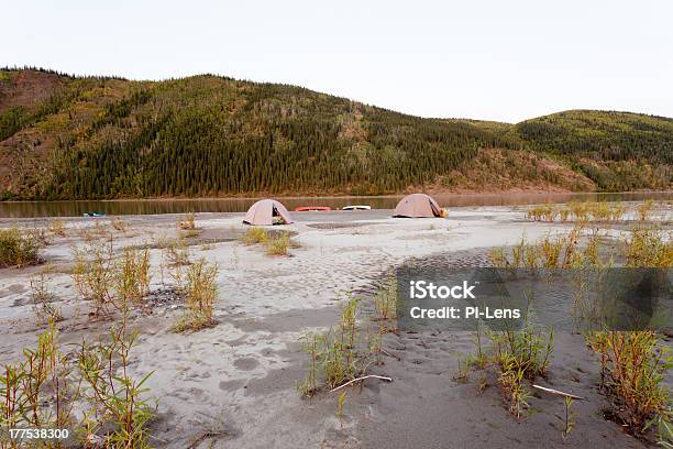 Kanuzelt Camp In Yukon River In Taiga Wilderness Stockfoto und mehr Bilder von Yukon River - Yukon River, Kanudisziplin, Yukon