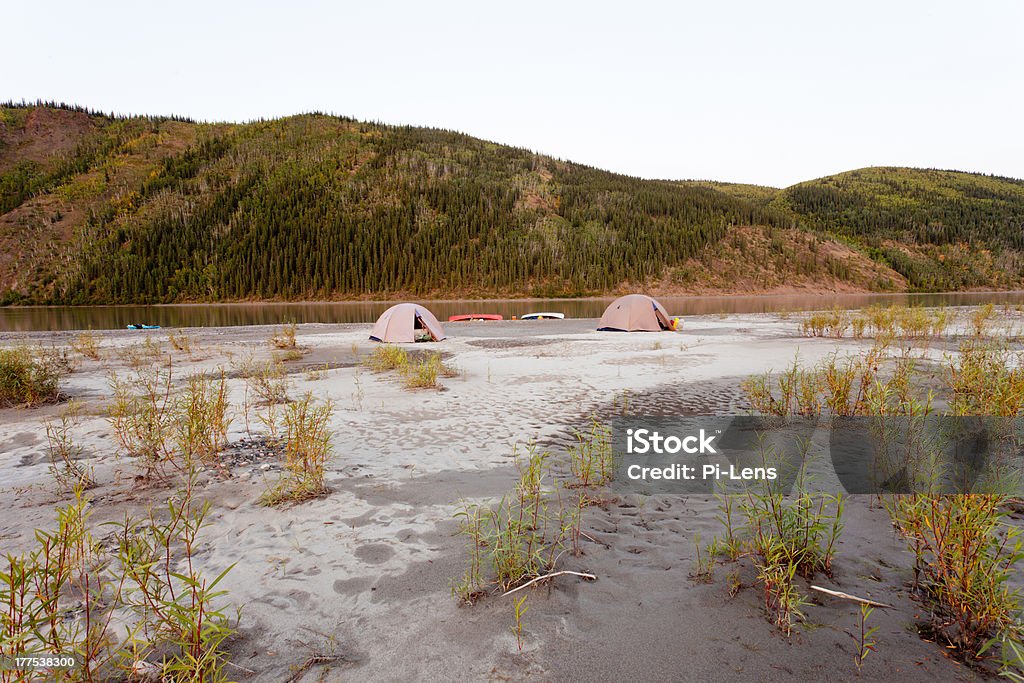 Canoa tenda in campeggio al fiume Yukon nella taiga wilderness - Foto stock royalty-free di Fiume Yukon