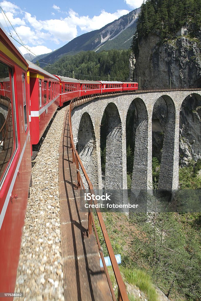 Tren expreso Bernina Patrimonio de la humanidad por la UNESCO - Foto de stock de Tren libre de derechos