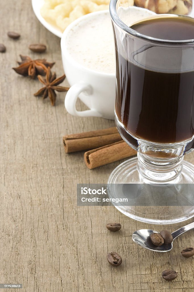 Taza de café con granos de café tostado - Foto de stock de Anticuado libre de derechos