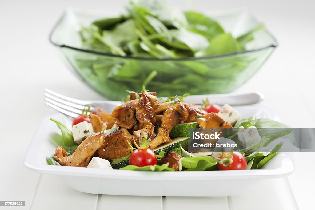 Salada de espinafre com assado, cogumelos chanterelle - Foto de stock de Abobrinha royalty-free