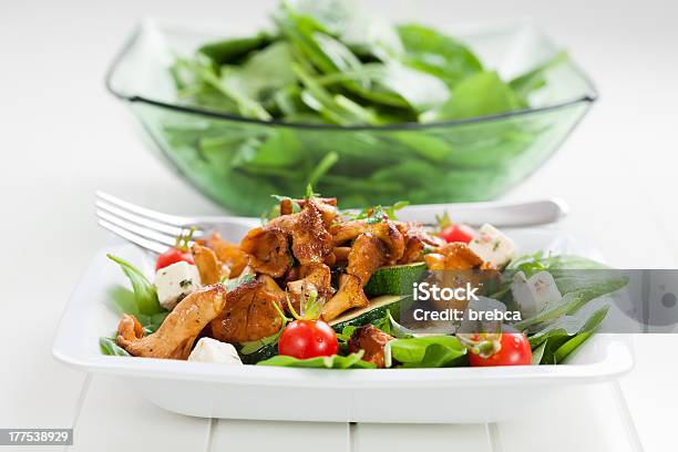 Foto de Salada De Espinafre Com Assado Cogumelos Chanterelle e mais fotos de stock de Abobrinha