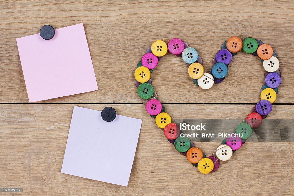Coeur de couleurs boutons et note en papier sur bois - Photo de Abstrait libre de droits