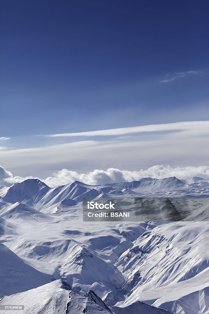 Vista do topo de montanhas cobertas por neve - Foto de stock de Azul royalty-free
