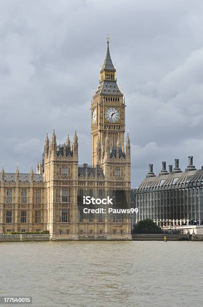 国会議事堂と Portcullis ハウス - イギリスのストックフォトや画像を多数ご用意 - イギリス, イングランド, ウェストミンスター宮殿