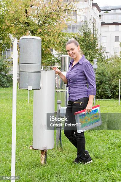 Mulher Sorridente Meteorologista - Fotografias de stock e mais imagens de Adulto - Adulto, Anemómetro, Ao Ar Livre