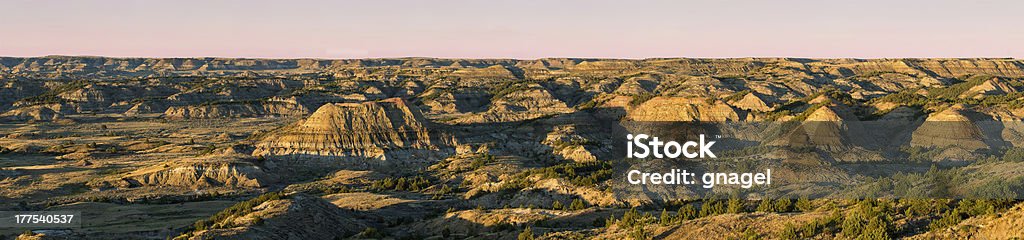 North Dakota badlands panoramiczny - Zbiór zdjęć royalty-free (Geografia fizyczna)