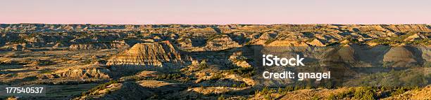 North Dakota Badlands Panoramiczny - zdjęcia stockowe i więcej obrazów Geografia fizyczna - Geografia fizyczna, Stan Dakota Północna, Badlands