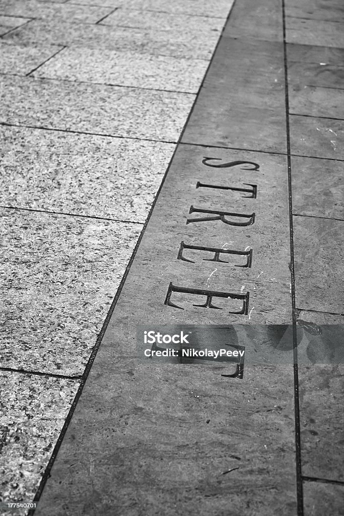 Rua palavra esculpido em uma calçada - Foto de stock de Arquitetura royalty-free