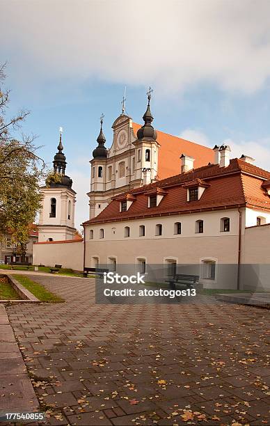 Chiesa Vecchia Di Vilnius - Fotografie stock e altre immagini di Architettura - Architettura, Autunno, Campanile