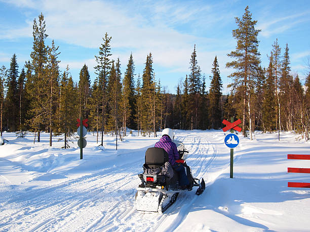 Persona en un ciclomotor nieve - foto de stock